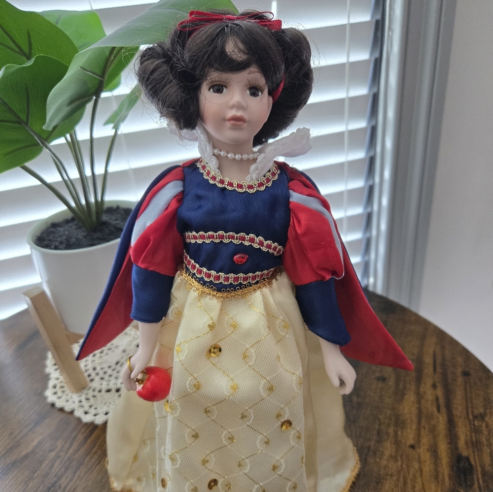 NEW NO BOX Disney Snow White Porcelain Doll on Stand Holding Apple